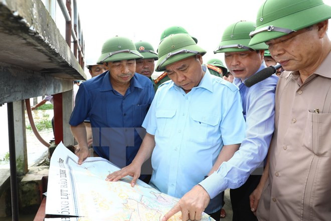 Le PM Nguyên Xuân Phuc dirige le travail de lutte contre les crues à Ninh Binh ảnh 1 Le PM Nguyên Xuân Phuc dirige le travail de lutte contre les crues à Ninh Binh ảnh 1