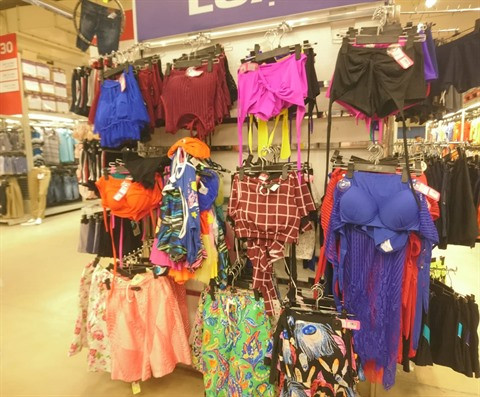 Le marché du maillot de bain surfe sur le haut de la vague estivale ảnh 1