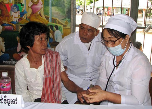 Les médecins vietnamiens dévoués aux cambodgiens ảnh 2 Les médecins vietnamiens dévoués aux cambodgiens ảnh 2