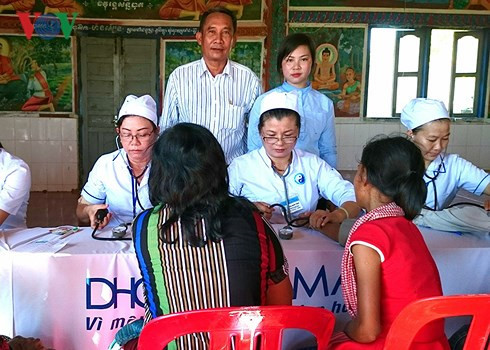 Les médecins vietnamiens dévoués aux cambodgiens ảnh 1 Les médecins vietnamiens dévoués aux cambodgiens ảnh 1