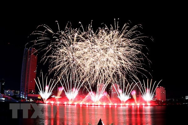 Quatrième soirée de démonstration pyrotechnique internationale à Dà Nang ảnh 1 Quatrième soirée de démonstration pyrotechnique internationale à Dà Nang ảnh 1