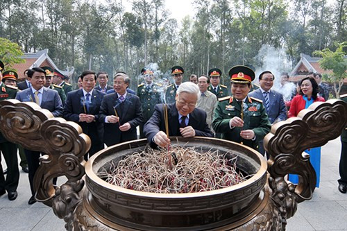Le leader du PCV rend hommage au Président Ho Chi Minh à Ba Vi ảnh 1 Le leader du PCV rend hommage au Président Ho Chi Minh à Ba Vi ảnh 1