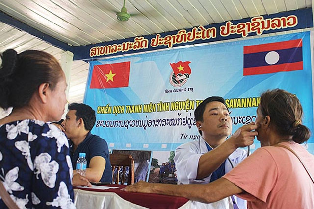 Campagne de soins au Laos pour les jeunes médecins de Quang Tri ảnh 1