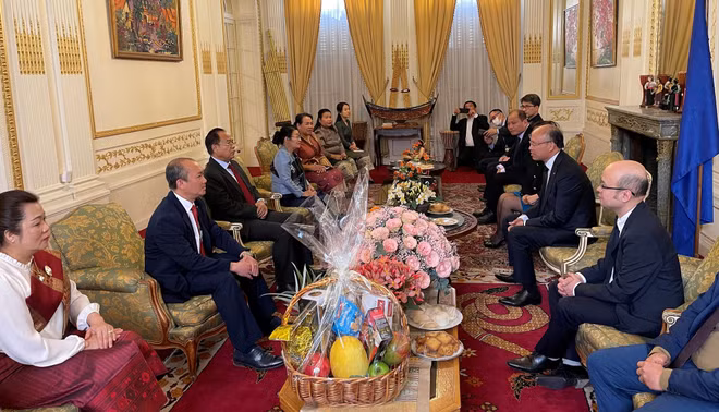 L'Ambassade du Vietnam en France félicite la fête Bun Pi May du Laos ảnh 2