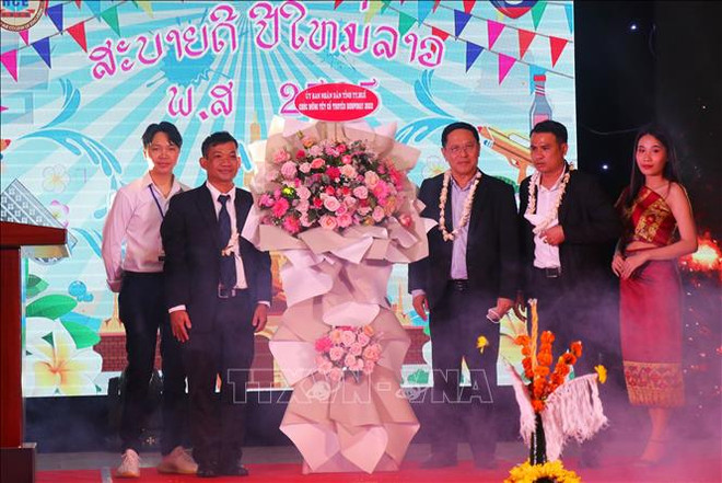 Les étudiants lao célèbrent le Boun Pimay dans l’ancienne capitale de Huê ảnh 2