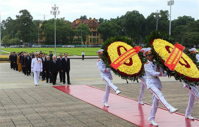 Fête nationale : des dirigeants rendent hommage au Président Ho Chi Minh ảnh 1 Fête nationale : des dirigeants rendent hommage au Président Ho Chi Minh ảnh 1