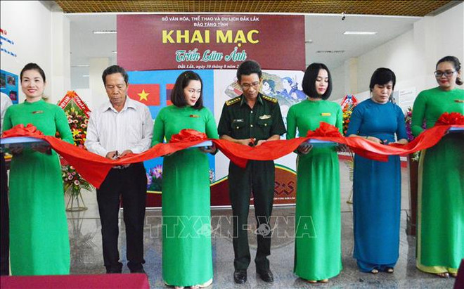 Exposition de photos sur les relations d'amitié Vietnam-Laos à Dak Lak ảnh 1 Exposition de photos sur les relations d'amitié Vietnam-Laos à Dak Lak ảnh 1