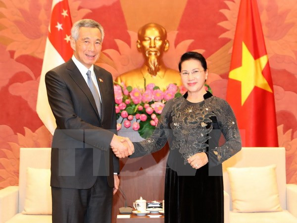 La visite du PM singapourien "porte le partenariat stratégique à un nouveau palier" ảnh 1 La visite du PM singapourien "porte le partenariat stratégique à un nouveau palier" ảnh 1