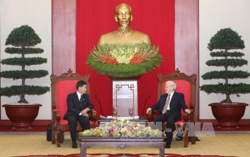 Le secrétaire général Nguyen Phu Trong reçoit le maire de Vientiane ảnh 1 Le secrétaire général Nguyen Phu Trong reçoit le maire de Vientiane ảnh 1