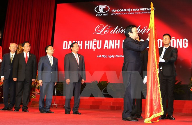 Le chef de l’Etat décore le groupe du textile et de l’habillement du Vietnam ảnh 1 Le chef de l’Etat décore le groupe du textile et de l’habillement du Vietnam ảnh 1