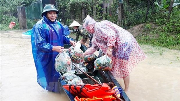 Inondations: le PM demande d’octroyer 4.000 tonnes de riz aux localités sinistrées ảnh 1 Inondations: le PM demande d’octroyer 4.000 tonnes de riz aux localités sinistrées ảnh 1