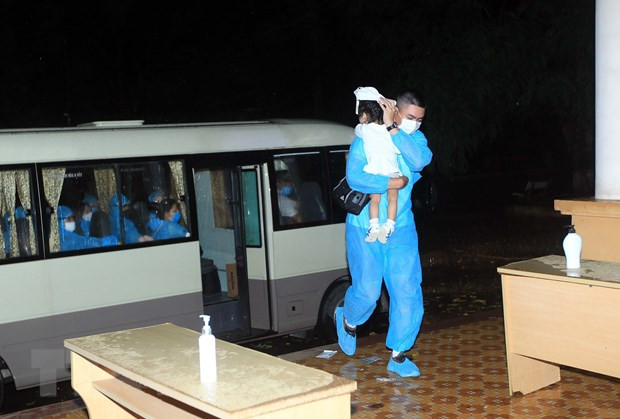 COVID-19: plus de 350 citoyens vietnamiens rapatriés du Japon ảnh 1