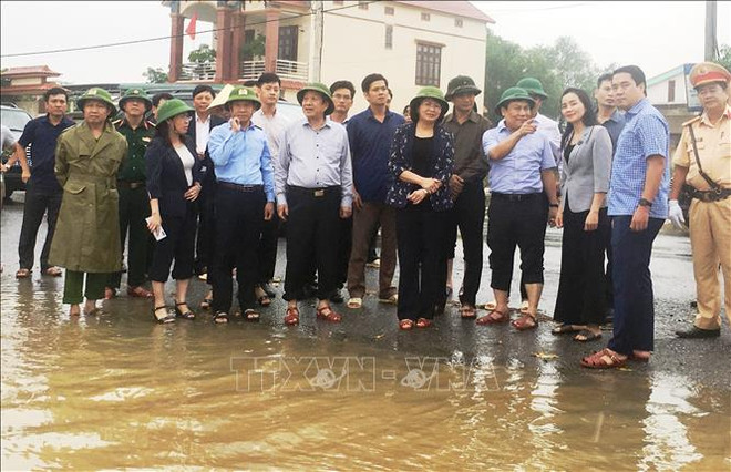 La vice-présidente de la République offre des cadeaux aux victimes des inondations à Quang Binh ảnh 1 La vice-présidente de la République offre des cadeaux aux victimes des inondations à Quang Binh ảnh 1