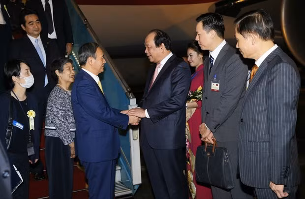 Le Premier ministre japonais Suga Yoshihide entame sa visite au Vietnam ảnh 1