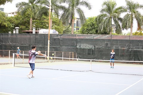 Une centaine de tennismen amateurs regroupés à Hanoï ảnh 2 Une centaine de tennismen amateurs regroupés à Hanoï ảnh 2