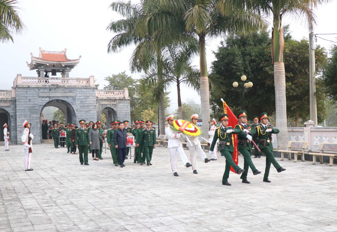 Dien Bien : inhumation des restes de 13 soldats volontaires et d'experts vietnamiens tombés au Laos ảnh 1 Dien Bien : inhumation des restes de 13 soldats volontaires et d'experts vietnamiens tombés au Laos ảnh 1