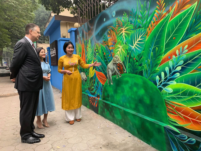 Inauguration de la fresque murale "Environnement propre - Planète verte" à Hanoï ảnh 1 Inauguration de la fresque murale "Environnement propre - Planète verte" à Hanoï ảnh 1