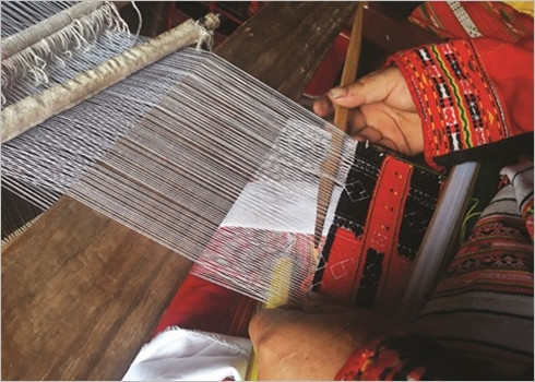 Le tissage traditionnel des habits des Pà Then ảnh 3 Le tissage traditionnel des habits des Pà Then ảnh 3