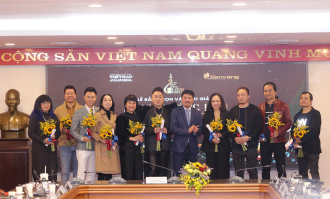 Le chanteur Tung Duong remporte une grande victoire lors des 16e Prix "Cống hiến" ảnh 1 Le chanteur Tung Duong remporte une grande victoire lors des 16e Prix "Cống hiến" ảnh 1