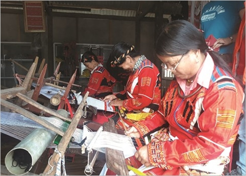 Le tissage traditionnel des habits des Pà Then ảnh 4 Le tissage traditionnel des habits des Pà Then ảnh 4