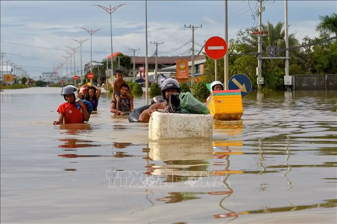 UE : aide de 400.000 d'euros aux victimes des inondations au Cambodge ảnh 1