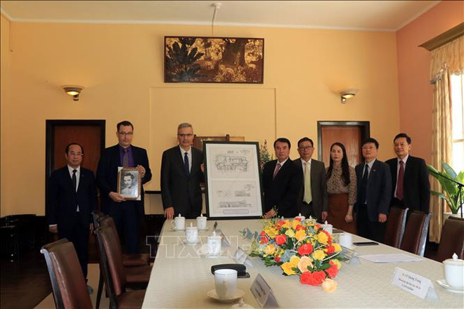 La France offre à la province de Lam Dong une copie numérisée de la conception du Palais de Bao Dai ảnh 1 La France offre à la province de Lam Dong une copie numérisée de la conception du Palais de Bao Dai ảnh 1