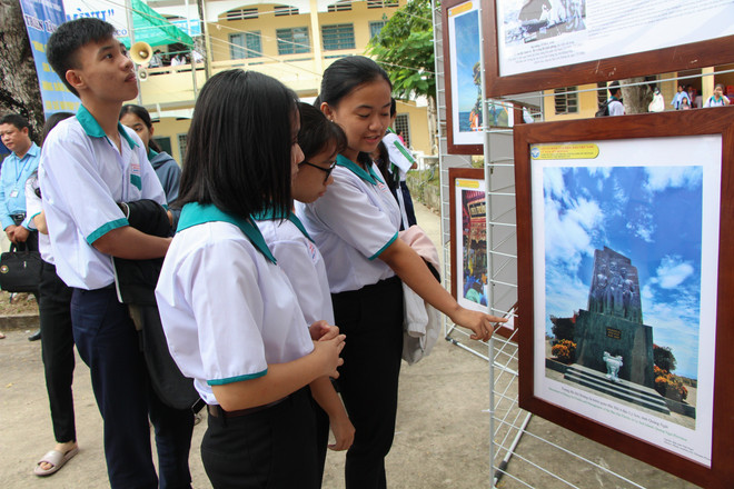 Exposition « Hoang Sa, Truong Sa du Vietnam - Preuves historiques et juridiques » à Hau Giang ảnh 1 Exposition « Hoang Sa, Truong Sa du Vietnam - Preuves historiques et juridiques » à Hau Giang ảnh 1