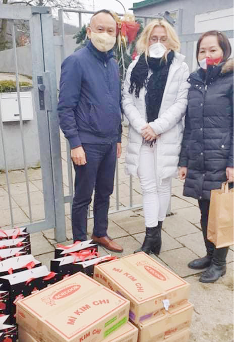 Cadeaux de Noël des Vietnamiens de Brno (République tchèque) à des orphelins locaux ảnh 1 Cadeaux de Noël des Vietnamiens de Brno (République tchèque) à des orphelins locaux ảnh 1