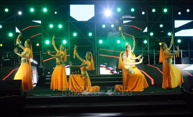 Programme artistique "Hello 2021 - Amazing Night" à Da Nang ảnh 1 Programme artistique "Hello 2021 - Amazing Night" à Da Nang ảnh 1