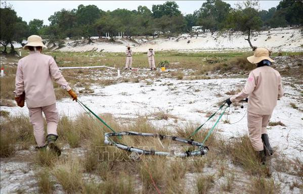 Soutien des communautés dans les zones contaminées par les bombes et mines ảnh 1