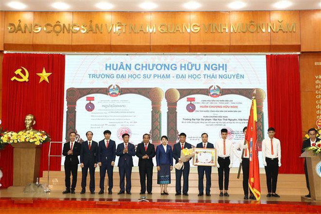 Le Laos remet l'Ordre de l'amitié à l'Ecole supérieure de pédagogie de Thai Nguyen ảnh 1 Le Laos remet l'Ordre de l'amitié à l'Ecole supérieure de pédagogie de Thai Nguyen ảnh 1