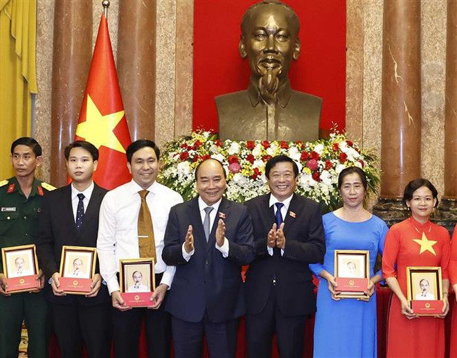 Le président Nguyên Xuân Phuc salue les modèles d’émulation de Vinh Long ảnh 1 Le président Nguyên Xuân Phuc salue les modèles d’émulation de Vinh Long ảnh 1