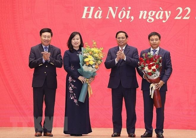 Le PM remet les décisions de nomination aux ministres de la Santé et des Transports ảnh 1 Le PM remet les décisions de nomination aux ministres de la Santé et des Transports ảnh 1