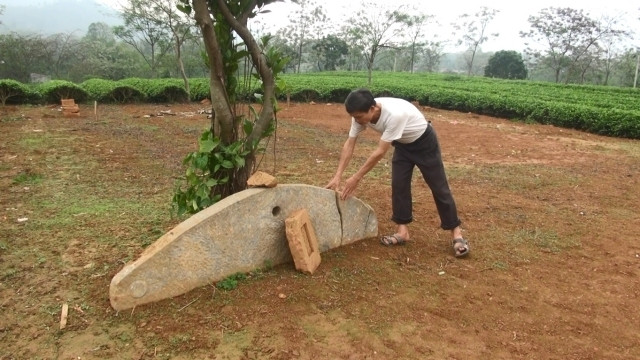 Découverte d'un ancien instrument de percussion en pierre à Tuyên Quang ảnh 1 Découverte d'un ancien instrument de percussion en pierre à Tuyên Quang ảnh 1