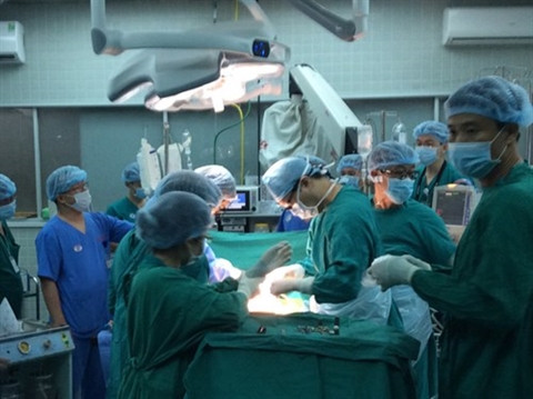 Une opération de greffe de rein avec un donneur en arrêt cardiaque, à l’hôpital Cho Rây de Hô Chi Minh-Ville. Photo : BV/CVN Une opération de greffe de rein avec un donneur en arrêt cardiaque, à l’hôpital Cho Rây de Hô Chi Minh-Ville. Photo : BV/CVN