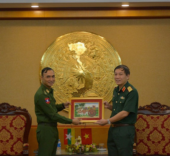Des jeunes officiers militaires du Myanmar visitent l'Académie technique militaire ảnh 1 Des jeunes officiers militaires du Myanmar visitent l'Académie technique militaire ảnh 1