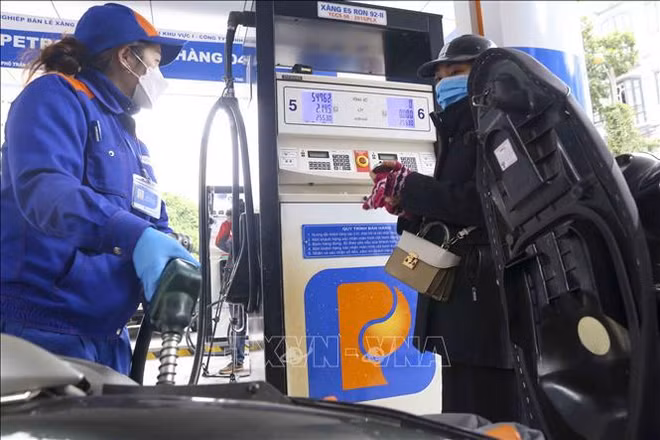 Le prix de l'essence diminue de 300 dôngs/litre ảnh 1 Le prix de l'essence diminue de 300 dôngs/litre ảnh 1