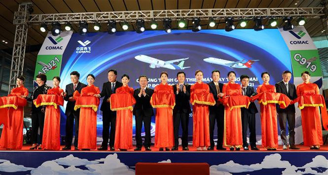 Exposition et démonstration d’avions commerciaux au Comac Airshow à Quang Ninh ảnh 1