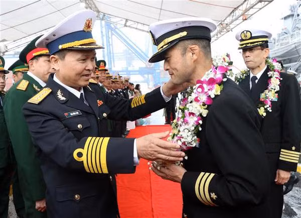 Les autorités de Hai Phong reçoivent des membres de la Force maritime d'autodéfense japonaise ảnh 1