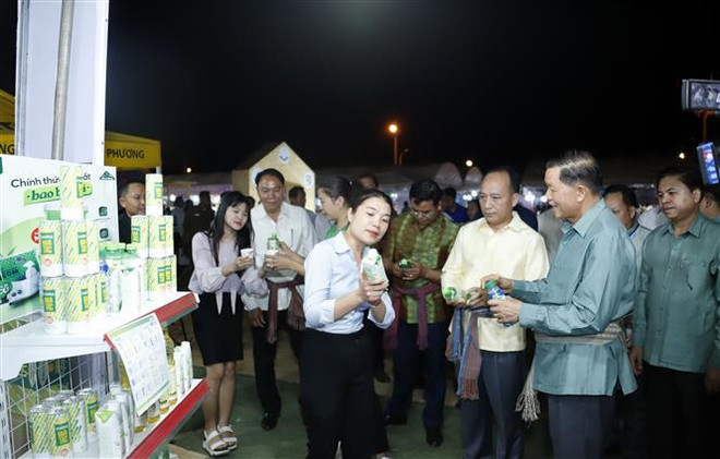 Ouverture d'une foire-expo sur le commerce, l'investissement et le tourisme du Triangle de développement CLV ảnh 2 Ouverture d'une foire-expo sur le commerce, l'investissement et le tourisme du Triangle de développement CLV ảnh 2