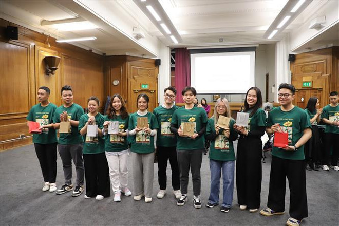 Des étudiants vietnamiens participent à Leader Camp 2024 à Londres ảnh 1 Des étudiants vietnamiens participent à Leader Camp 2024 à Londres ảnh 1