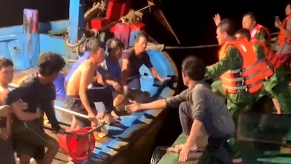 Les autorités de Ba Ria - Vung Tau remettent 11 marins étrangers sauvés aux consulats généraux ảnh 1 Les autorités de Ba Ria - Vung Tau remettent 11 marins étrangers sauvés aux consulats généraux ảnh 1