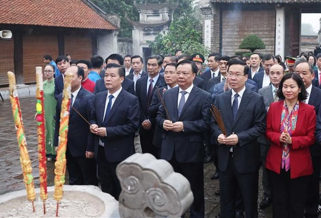 Le président Vo Van Thuong rend hommage au roi An Duong Vuong à Cô Loa ảnh 1 Le président Vo Van Thuong rend hommage au roi An Duong Vuong à Cô Loa ảnh 1