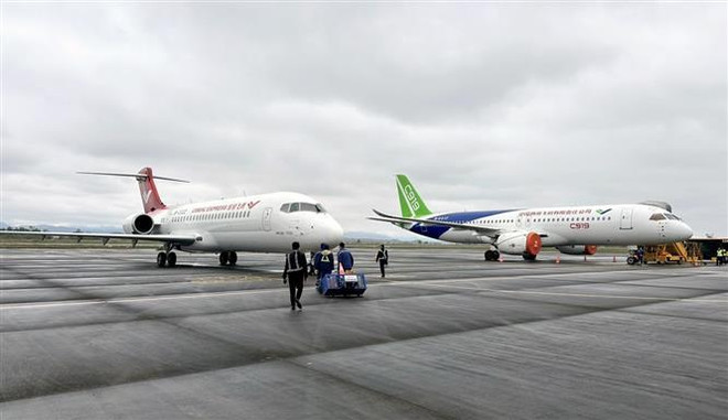 Exposition et démonstration d'avions Comac Airshow pour la première fois au Vietnam ảnh 1