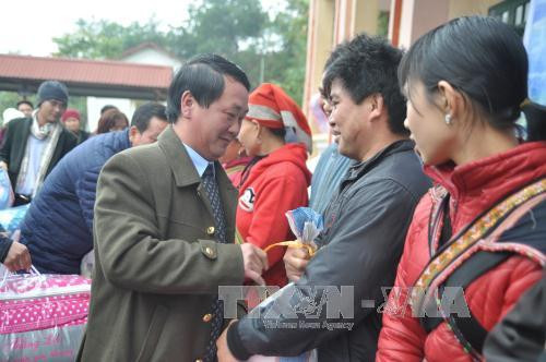 Tet traditionnel : remise des cadeaux aux populations de Sa Pa ảnh 1 Tet traditionnel : remise des cadeaux aux populations de Sa Pa ảnh 1