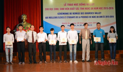 Remise de 144 bourses "Odon Vallet" aux meilleurs élèves et étudiants à Nghe An ảnh 1 Remise de 144 bourses "Odon Vallet" aux meilleurs élèves et étudiants à Nghe An ảnh 1