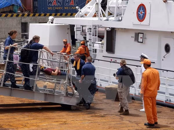 Le navire-hôpital américain USNS Mercy quitte Da Nang ảnh 1