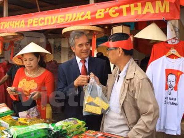 ​Le Vietnam à une foire traditionnelle en Ukraine ảnh 1