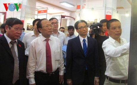 L’exposition « Le pays – 70 ans d’un chemin » à Hanoi ảnh 1 L’exposition « Le pays – 70 ans d’un chemin » à Hanoi ảnh 1