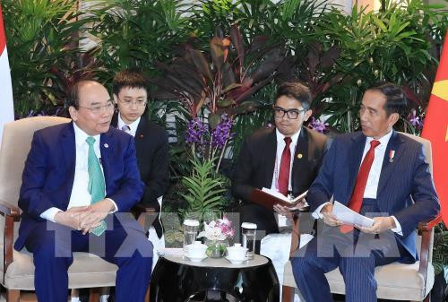 Le PM rencontre les présidents indonésien et birman à Singapour ảnh 1
